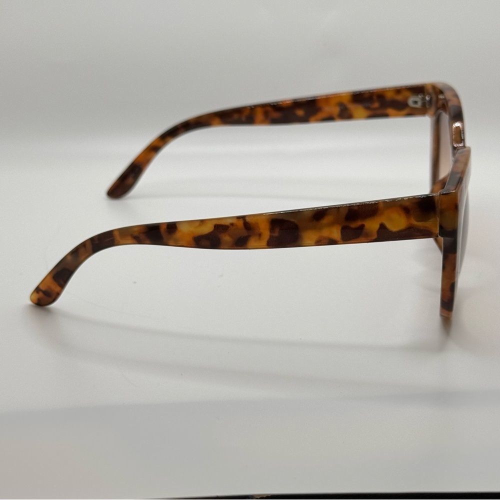EXPRESS Bold Rim Sunglasses - Picture 7 of 8